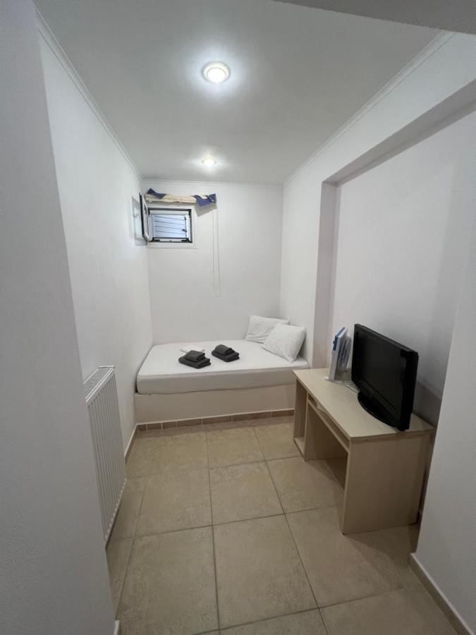 Apartment In Salamina With Garden & Sea View Selinia Exterior photo