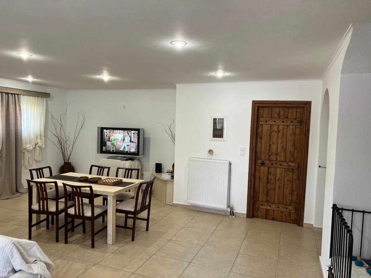Apartment In Salamina With Garden & Sea View Selinia Exterior photo