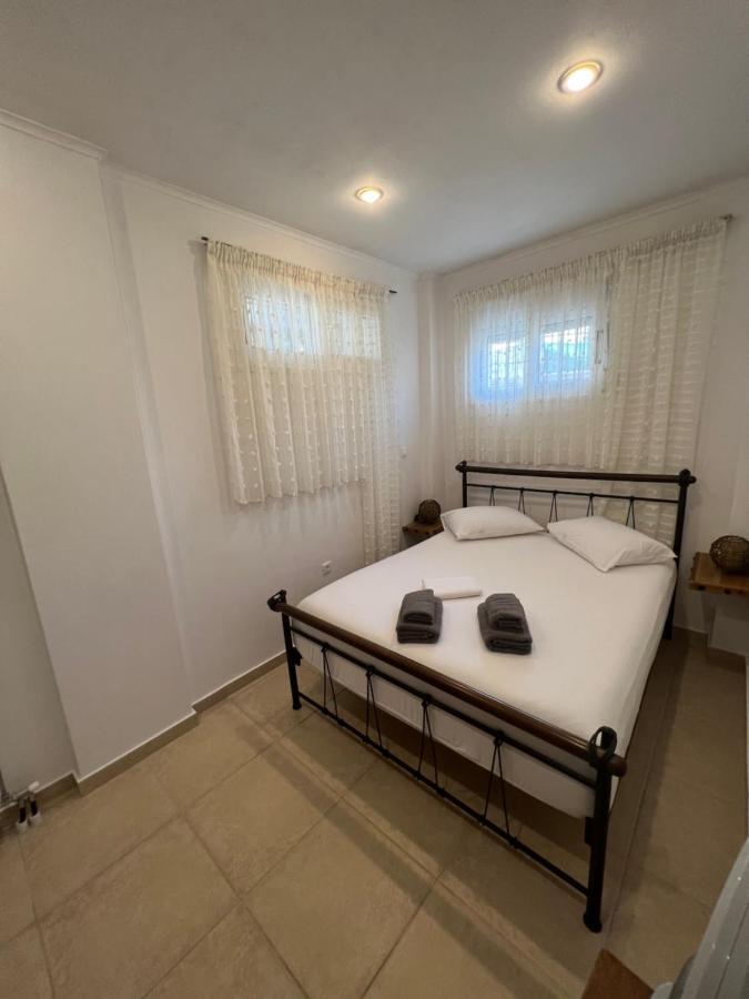 Apartment In Salamina With Garden & Sea View Selinia Exterior photo
